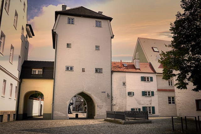 Historická budova v centre Milána s balkónmi a kvetinami