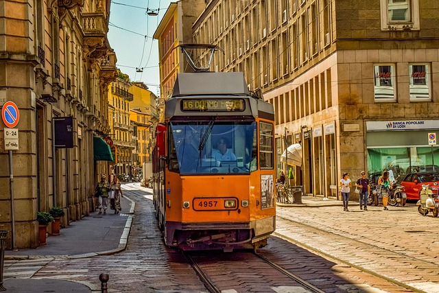 Panoramatický výhľad na Miláno s katedrálou Duomo a modernými budovami